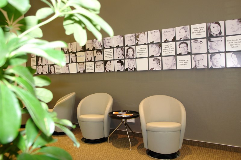 Bodenseebank Mitarbeiterwand.JPG