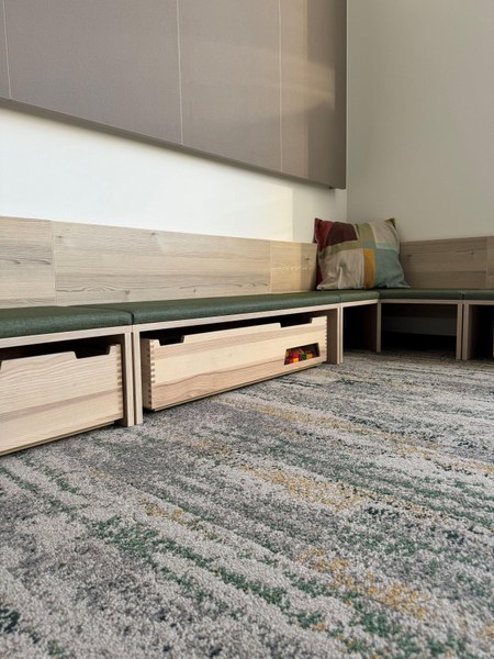 Kindergarten Klein-Pöchlarn_Sitzbank mit Ordnungssystem.jpg