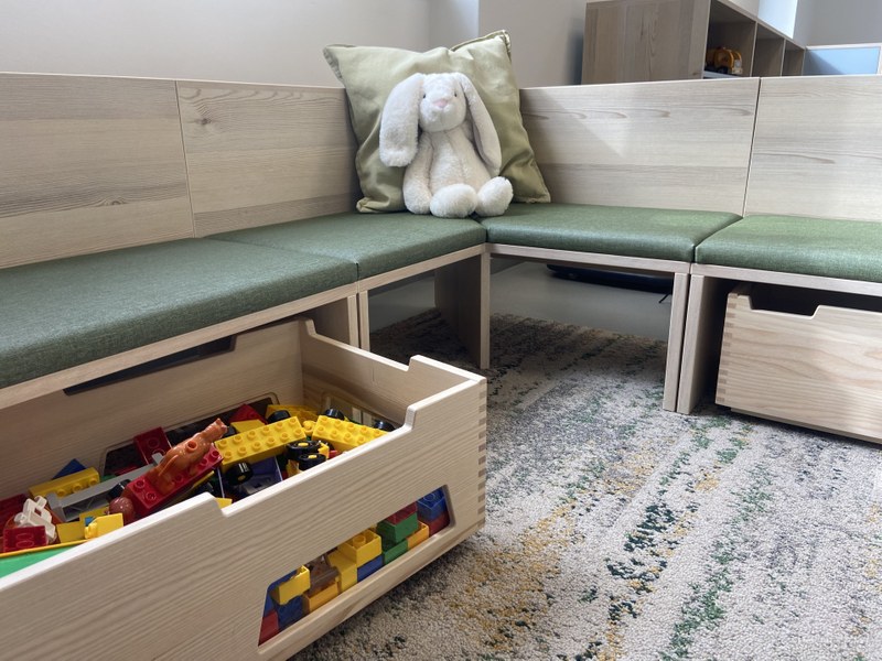 Kindergarten Klein-Pöchlarn_Sitzbank, Spielecke 1.jpg