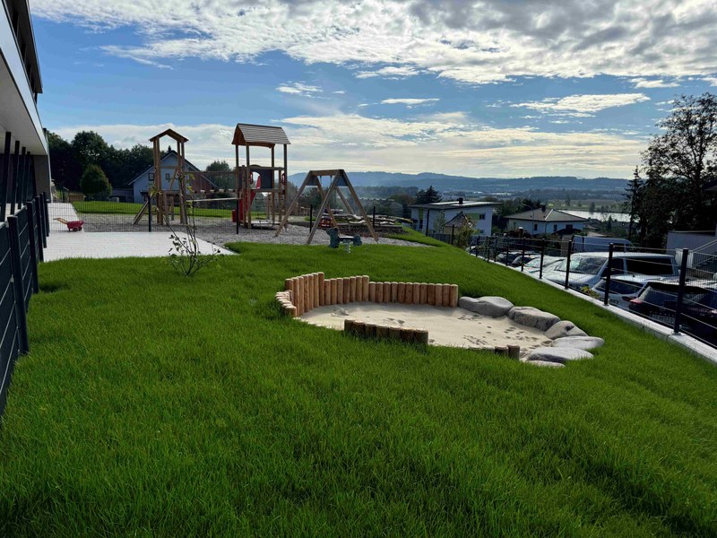 Kindergarten  Marbach_Außenanlage mit Spielgeräten.jpg
