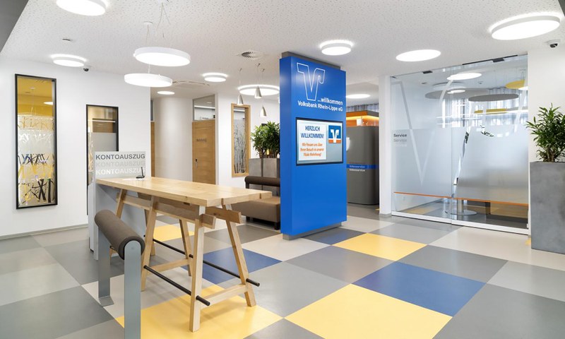 K1024_Werkbank mit Digital Welcome-Info-Touchscreen.jpg