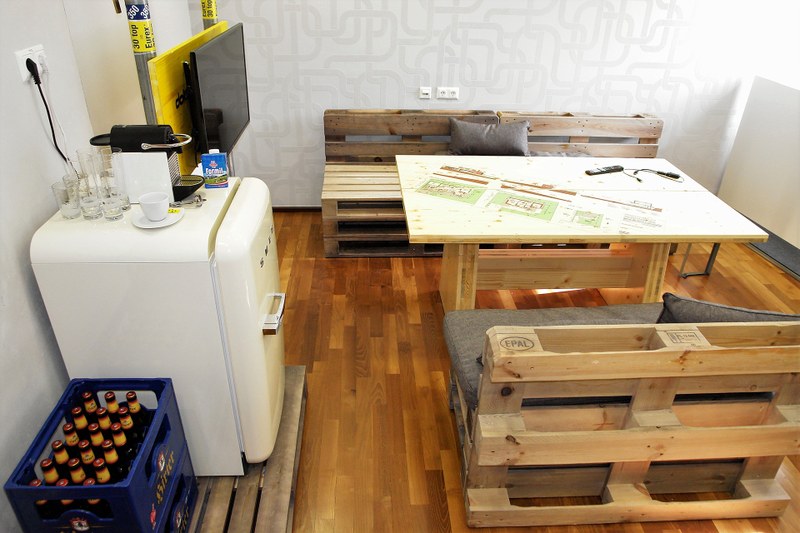 RWTC Kühlschrank, Palettenmö.JPG