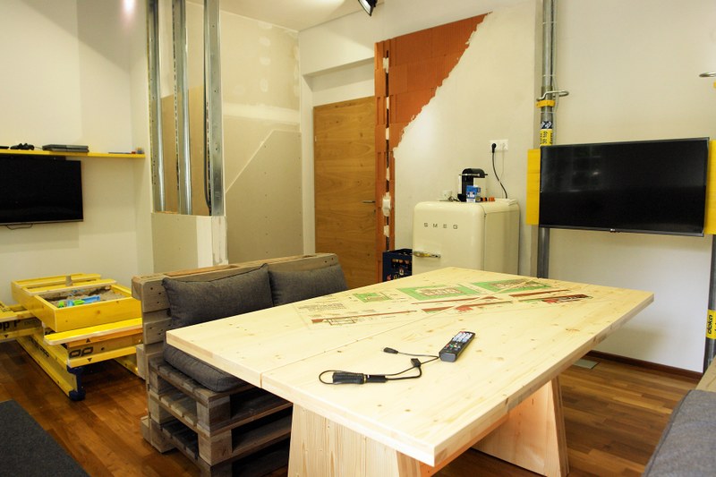 RWTC Palettenmöbel, Ziegelwand.JPG