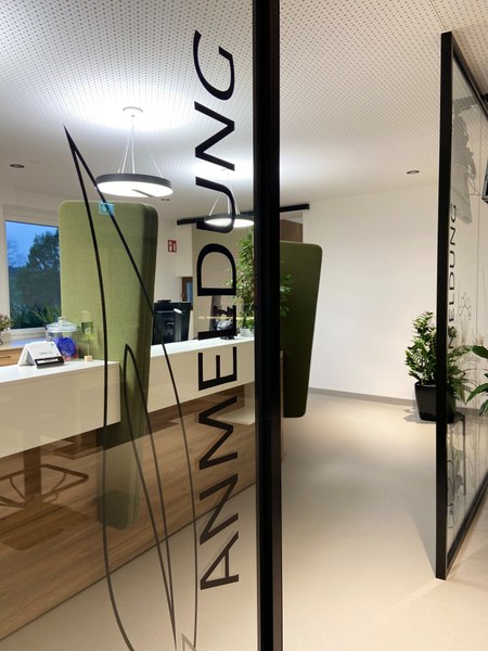 Stadtpraxis_Anmeldung mit Trennglaswand.jpg