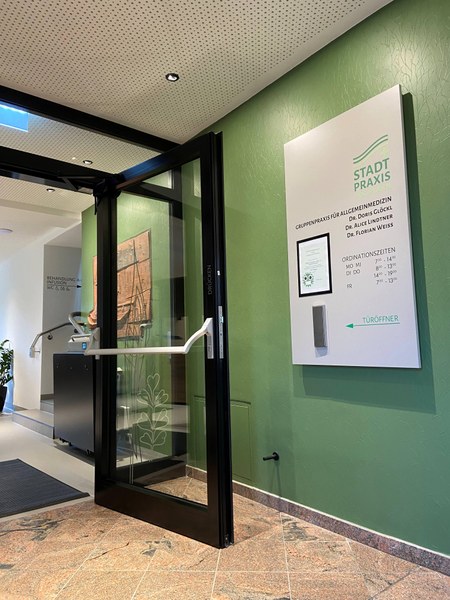 Stadtpraxis_Eingangsbereich mit Info-Tafel.jpg