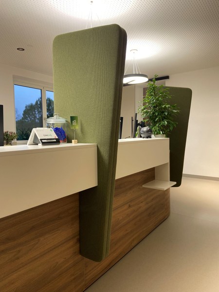 Stadtpraxis_Pult mit Akustikpaneel.jpg