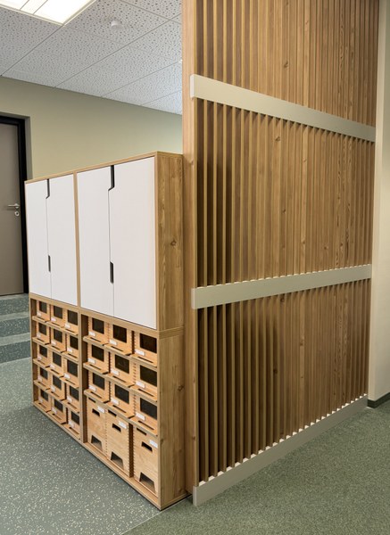 Eigentum- und Spielzeugregal, Lamellenwand.jpg